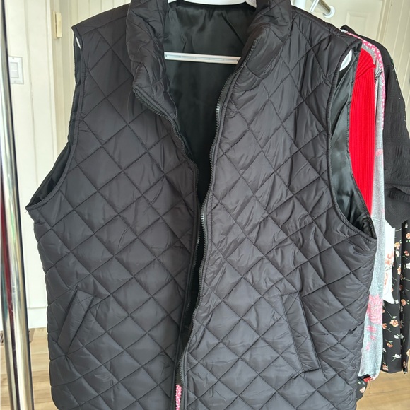 Quilted Black Sleeveless Puffer Vest - Picture 4 of 8